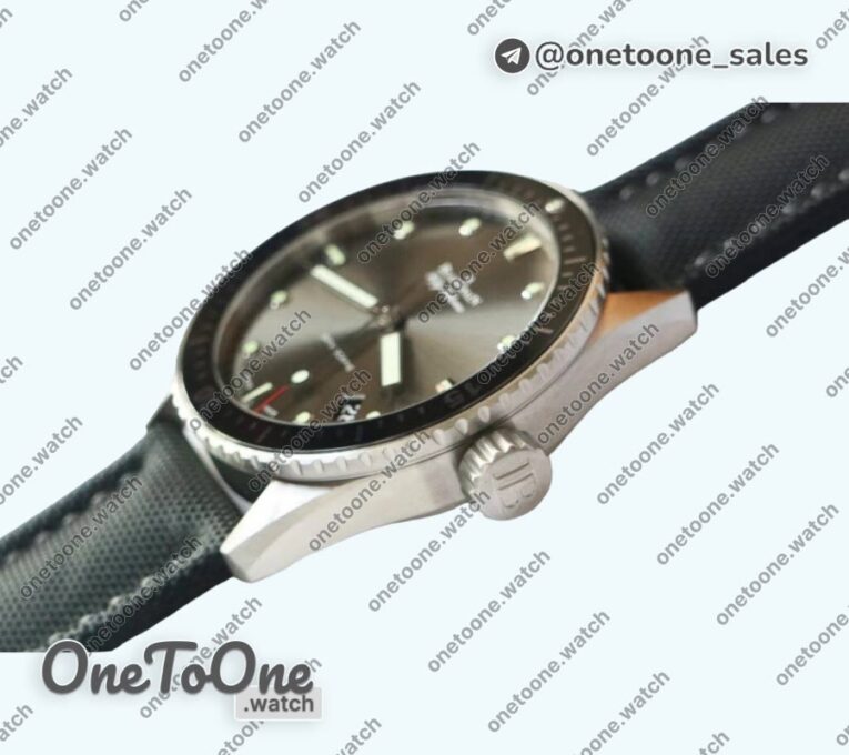 Реплика часов Blancpain Fifty Fathoms Bathyscaphe 43mm Stainless steel Top-tier Копия один в один Gray Dial Sail-canvas Strap